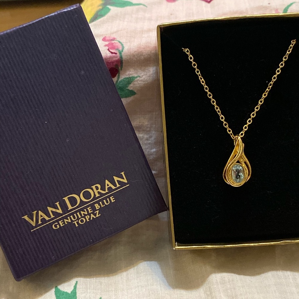 Van doran blue topaz necklace 💙